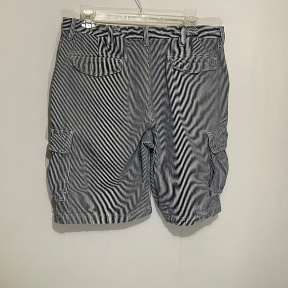 St. John's Bay Men’s Navy Striped Denim Cargo Shorts Sz 40 - Picture 2 of 9